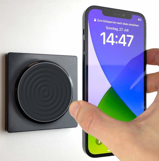 smart things WallBase 80 Magnetic Wireless Charger Schwarz 15W